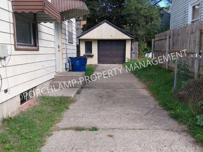 Foto del edificio - 1524 Edward Ave SE