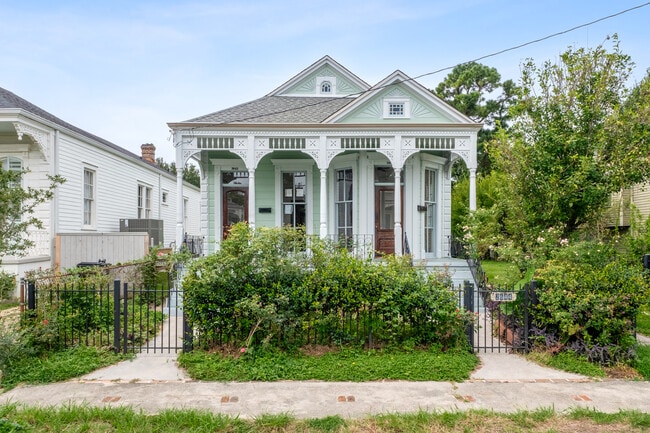 Building Photo - 2644 Lepage St