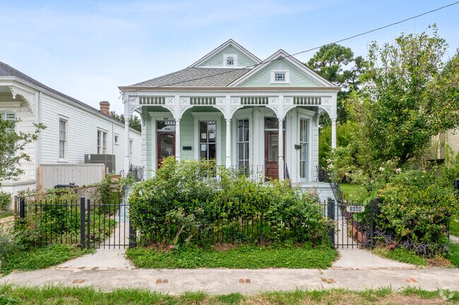 Fairgrounds Triangle Houses for Rent with High Ceilings - New Orleans, LA
