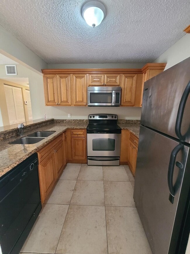 Building Photo - 1447 Lake Crystal Dr