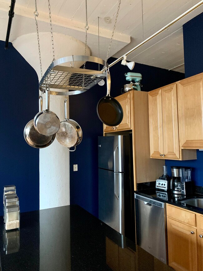 Building Photo - 221 E Cullerton St