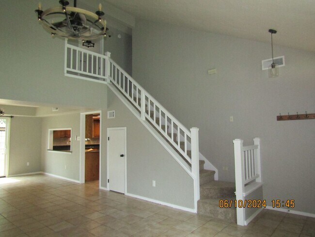 Building Photo - Very nice two story home located in the Ki...
