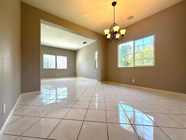 Building Photo - Beautiful 5 Bed 3 Bath in Brentwood
