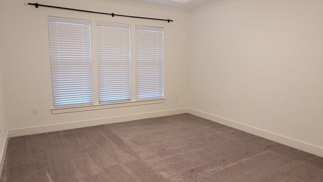 Building Photo - Beautiful 3 bed 2 bath home with office!