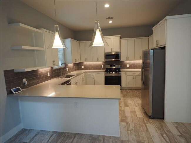 Building Photo - Modern 2 bed/2.5 bath Central Austin Home