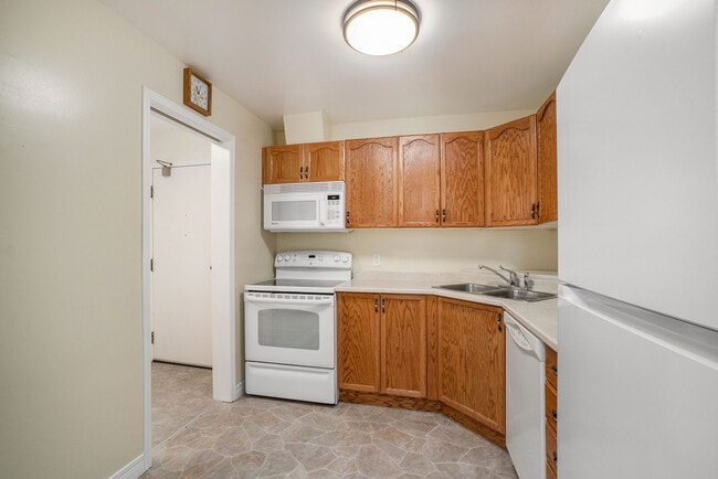 Building Photo - 2 Bedroom, 1 bath Unit AVAILABLE NOW