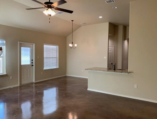 Comedor - 402 Joanne Loop