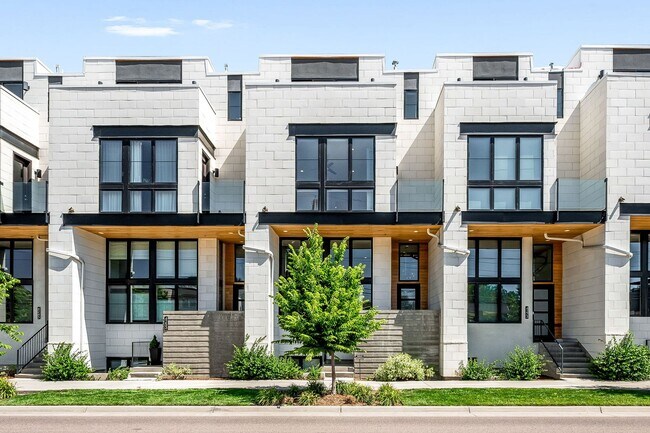 Foto del edificio - LUX 3BD, 5BA Modern Townhome Near Cherry C...