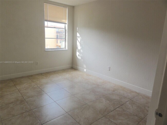 Foto del edificio - 1805 W 56th St