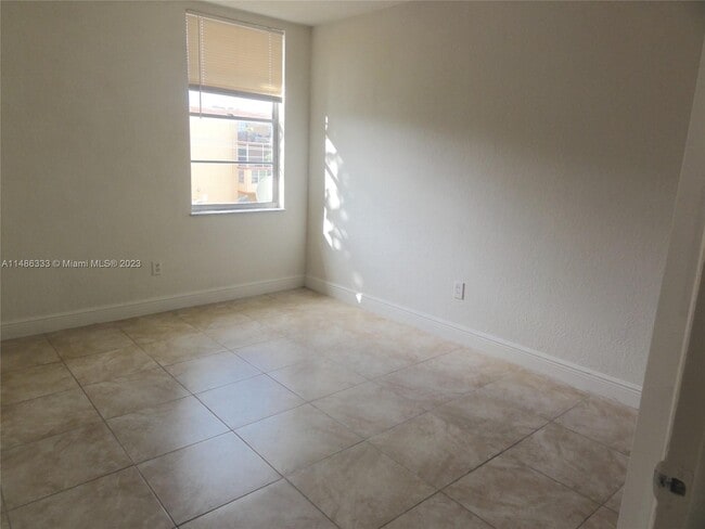 Building Photo - 1805 W 56th St