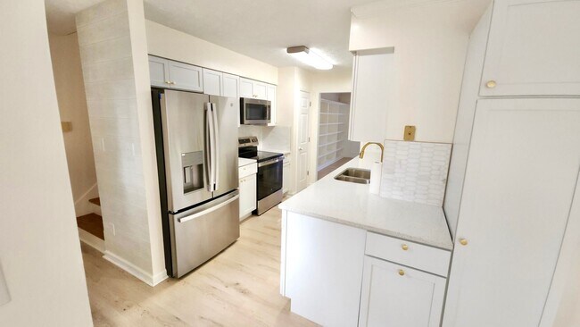 Foto del edificio - Knoxville 37920 - Completely Renovated 4 Bedroom, 4 Bath home - Contact Tanner Fee (865) 850-5103