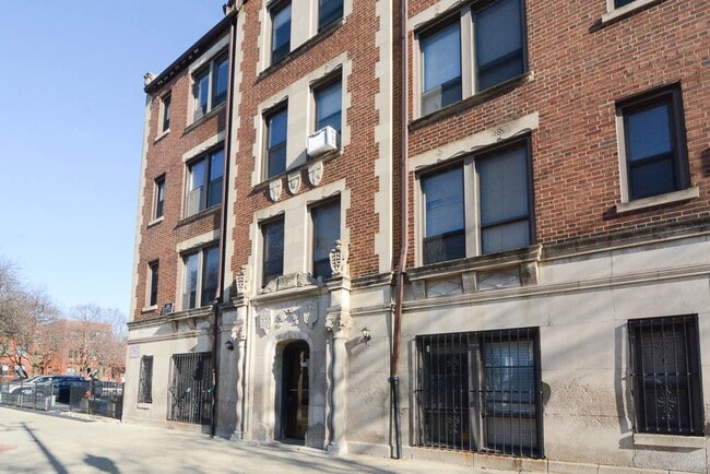 Building Photo - 3345 N Marshfield Ave