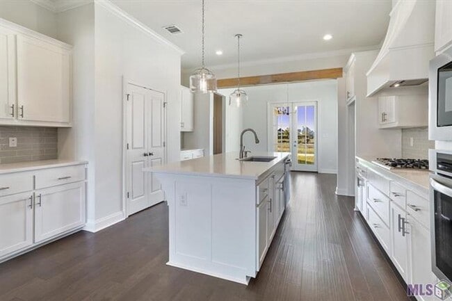 Building Photo - Stunning home in Waters Edge!