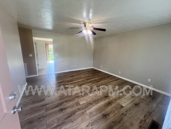 Foto del edificio - 703 Creek View Rd