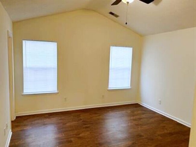 Foto del edificio - ? For Rent: Beautiful 3 Bedroom, 2 Bath Home located at the farm?