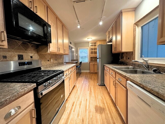 Building Photo - 1073 Ivy Rd