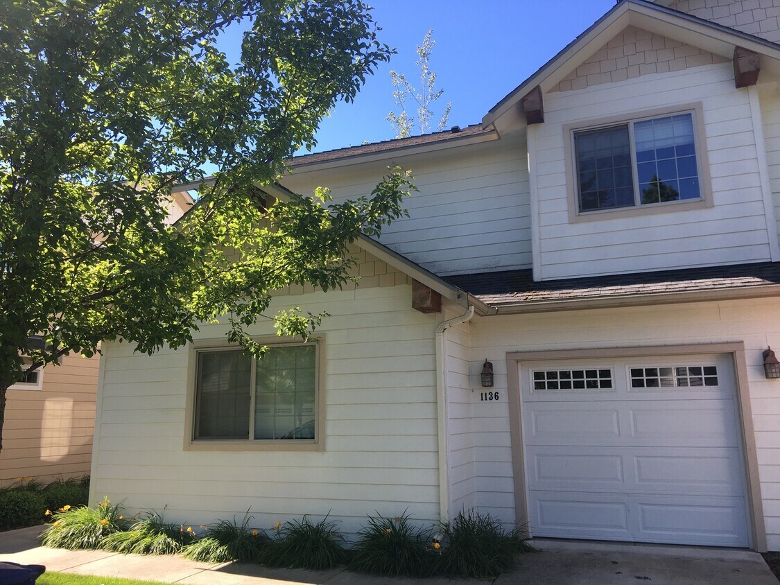 Foto principal - Lake Forest Townhouse