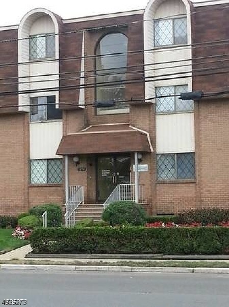 Primary Photo - 1150-1190 W St Georges Ave