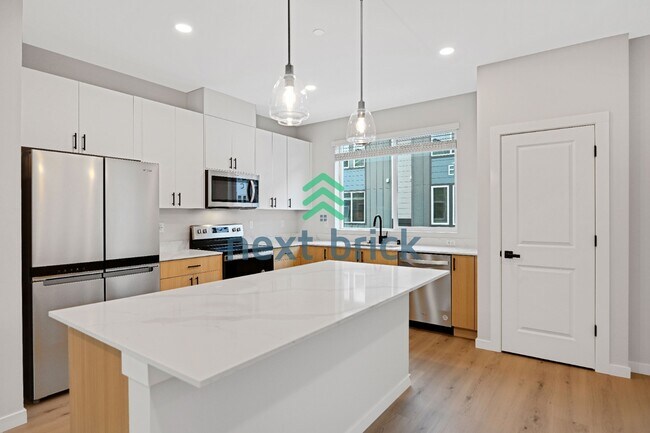 Foto del edificio - 3 BED & 2.5 BATH TOWNHOUSE FOR RENT