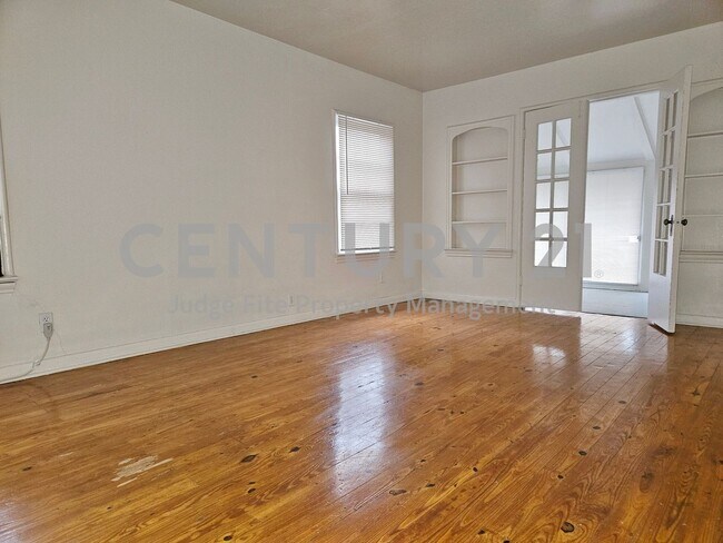 Foto del edificio - Cozy 1/1 Garage Apartment For Rent!