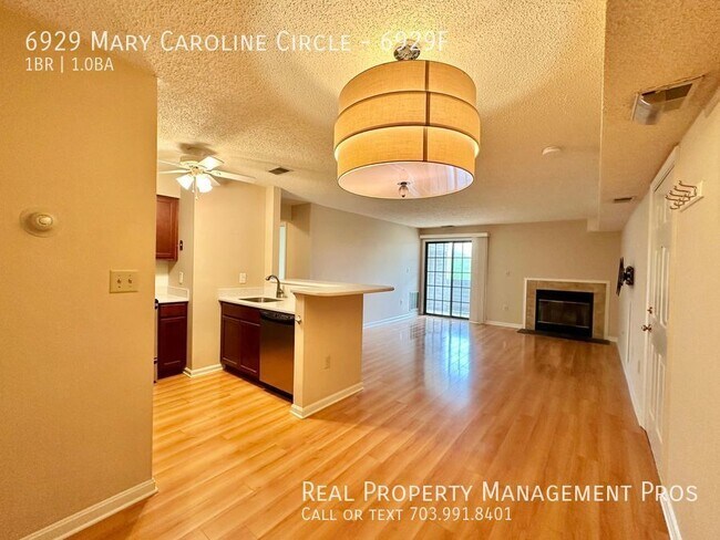 Foto del edificio - Walk to retail in the heart of Kingstowne ...
