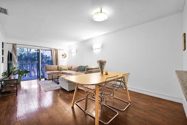 Foto del edificio - 677 NE 24th St