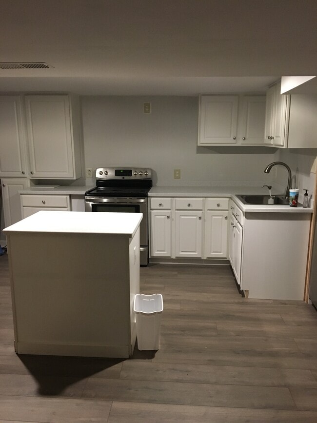 Kitchen - 4018 Schroeder Ave