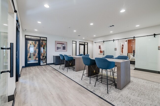 Building Photo - Del Via Apartments