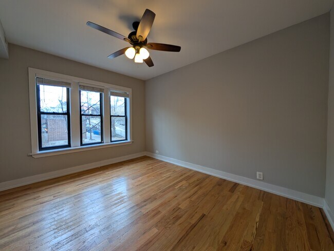 Foto del edificio - 3523 N Racine Ave