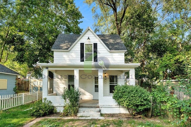 Building Photo - Remodeled 3BR + Flex Room | Steps from Leo...