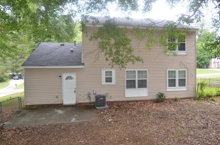 Building Photo - Spacious 4 Bedroom