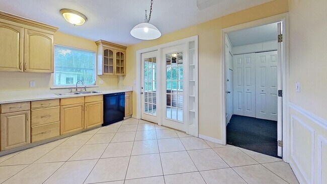 Foto del edificio - 4 Bedroom 1.5 Bathroom in Orange Park available early May!