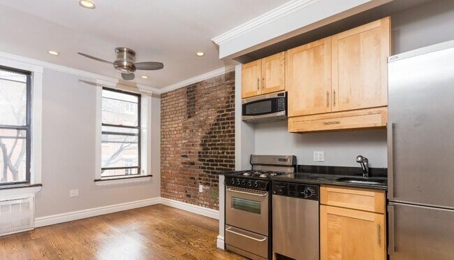 Building Photo - E 9TH ST.