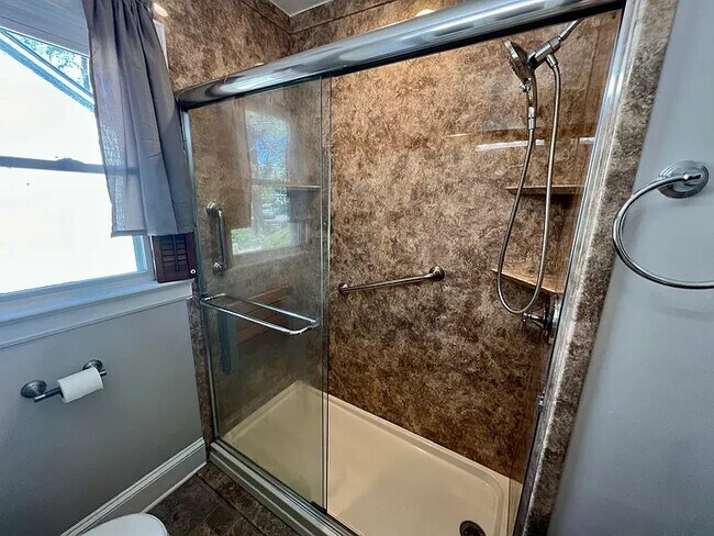 Foto del edificio - 435 Rollingwood Cir