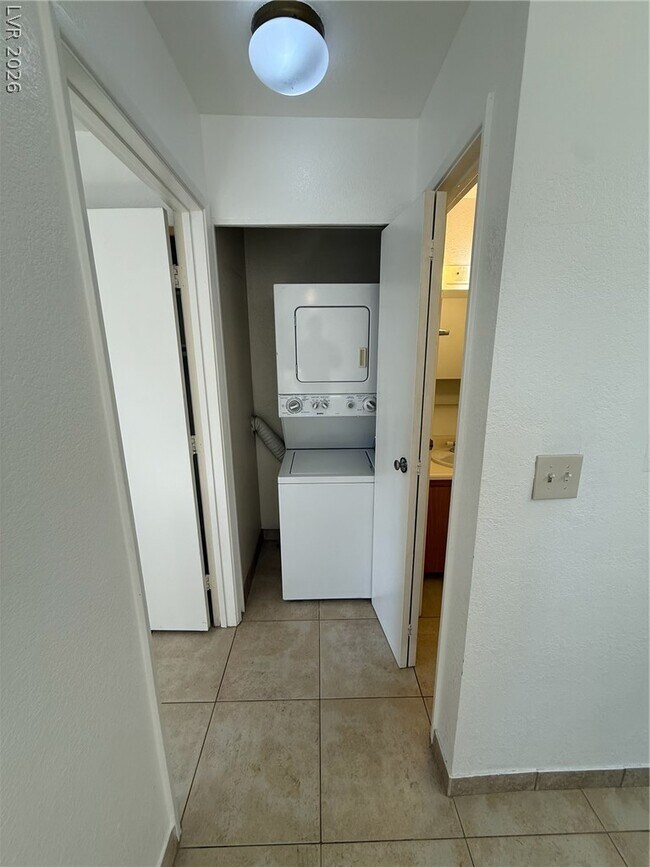 Foto del edificio - 440 Elm Dr