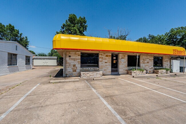 Foto del edificio - 2125 Strawberry Rd