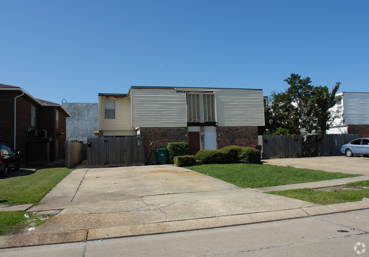 Building Photo - 3725 Martinique Ave