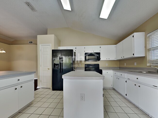 Building Photo - 2315 Kenwick Dr