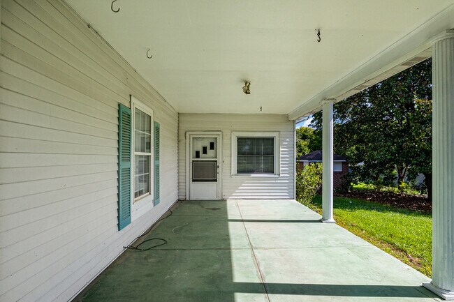 Building Photo - 108 W Elm St
