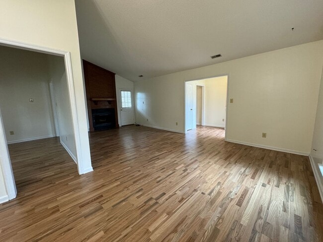 Building Photo - Snuggle Up on Sitton