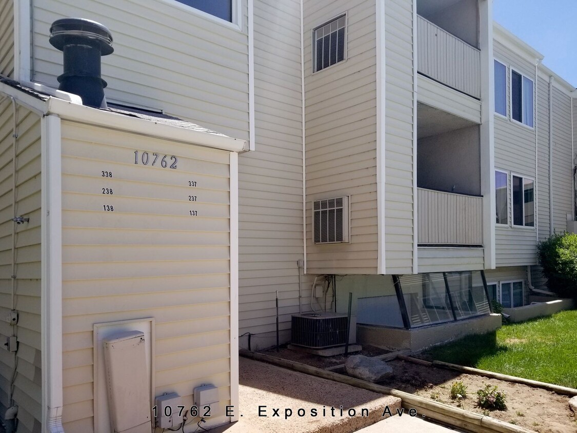 Primary Photo - Cherry Creek Schools, 2 bed, 1 bath, 800 s...
