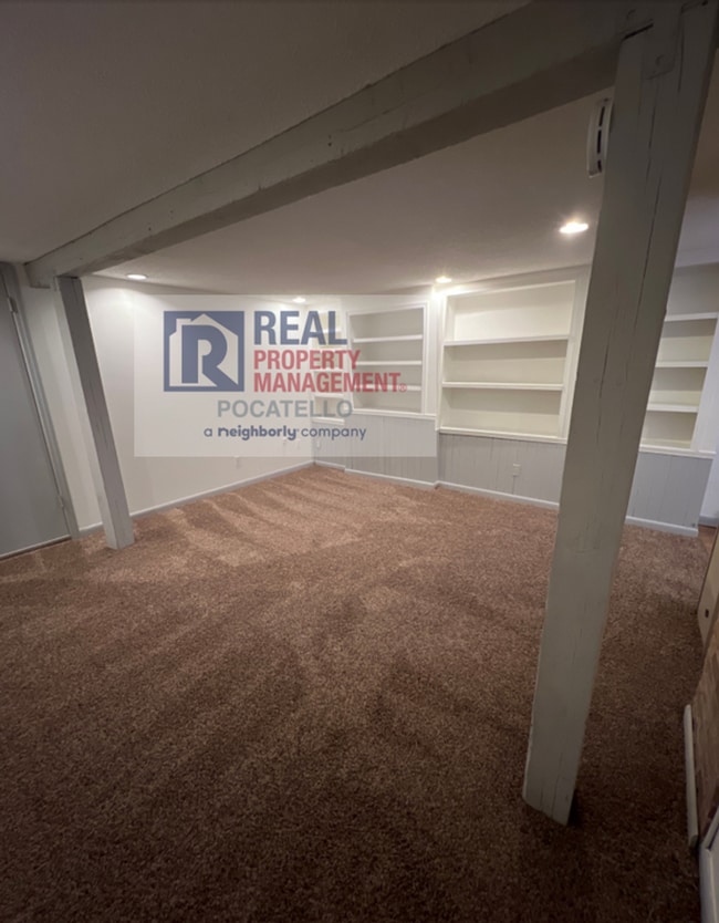 Building Photo - Spacious 1 bedroom 1 bath apartment