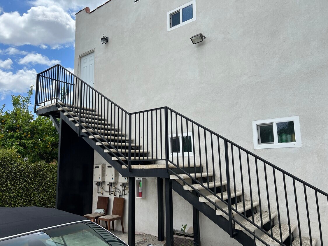 Foto principal - 318 S Chevy Chase Dr