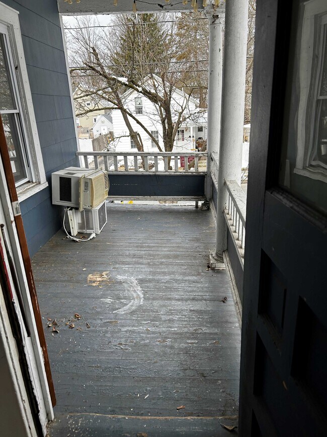 Top Private Porch - 32-2 Montcalm St