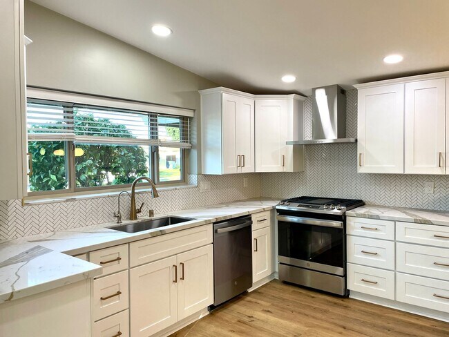 Building Photo - Gorgeous Updated 3B/2BA Home w/ 2 Main Roo...