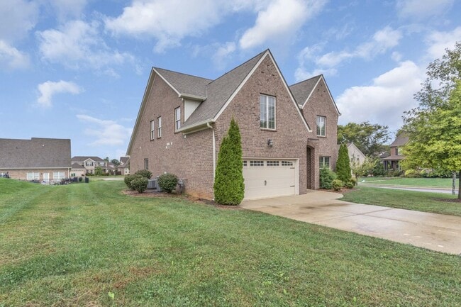 Foto del edificio - 4BR/3.5BA All-Brick Home Near Top Williams...