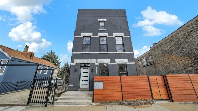 Foto del edificio - 2704 W 24th Pl