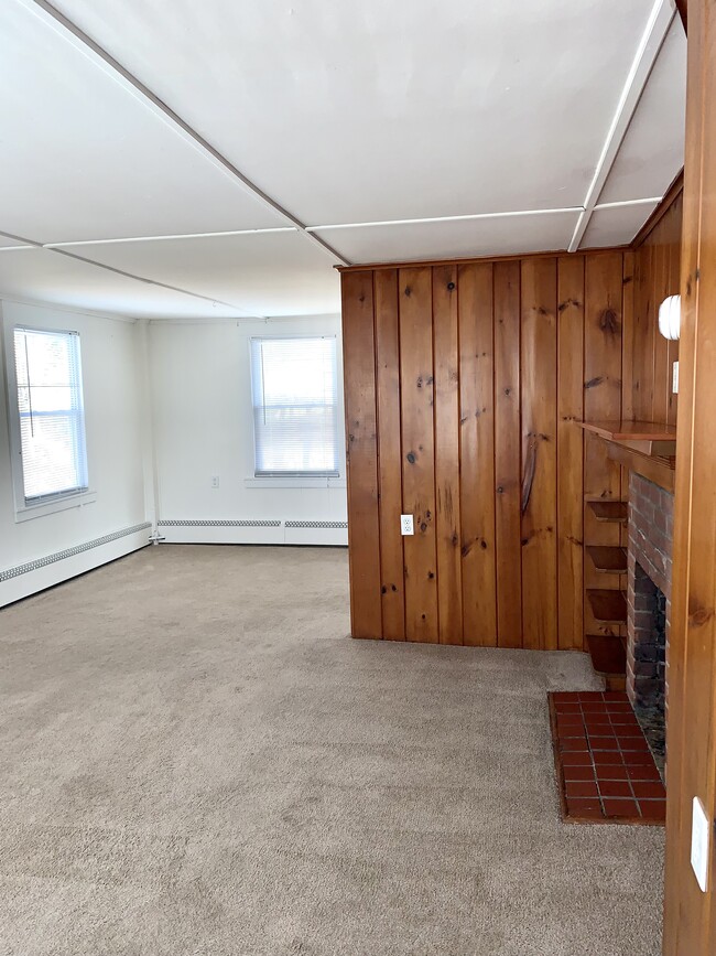 Building Photo - 1490 Farmington Ave
