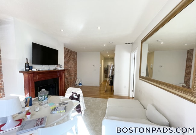Building Photo - 73 Gainsborough St