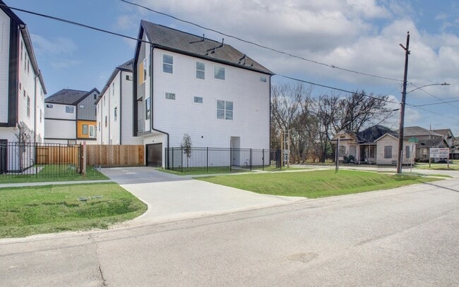 Building Photo - 2803 Anita St